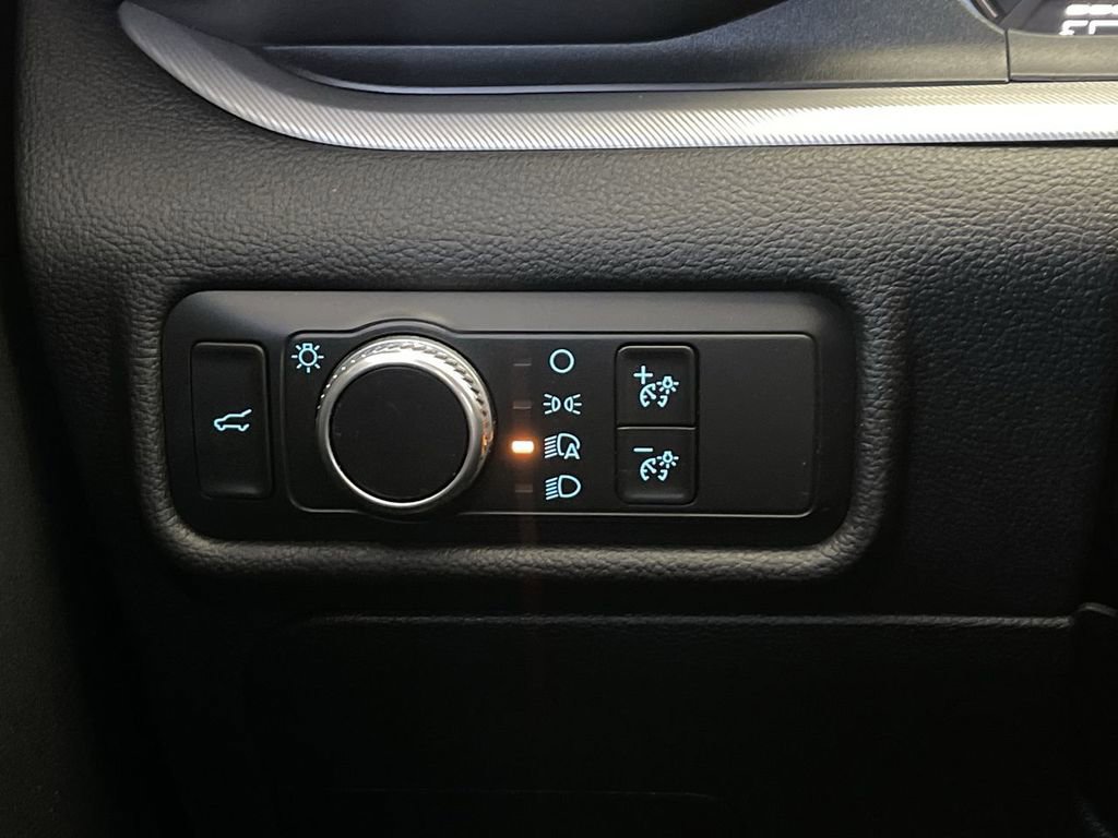 Used 2020 Ford Explorer XLT image 17