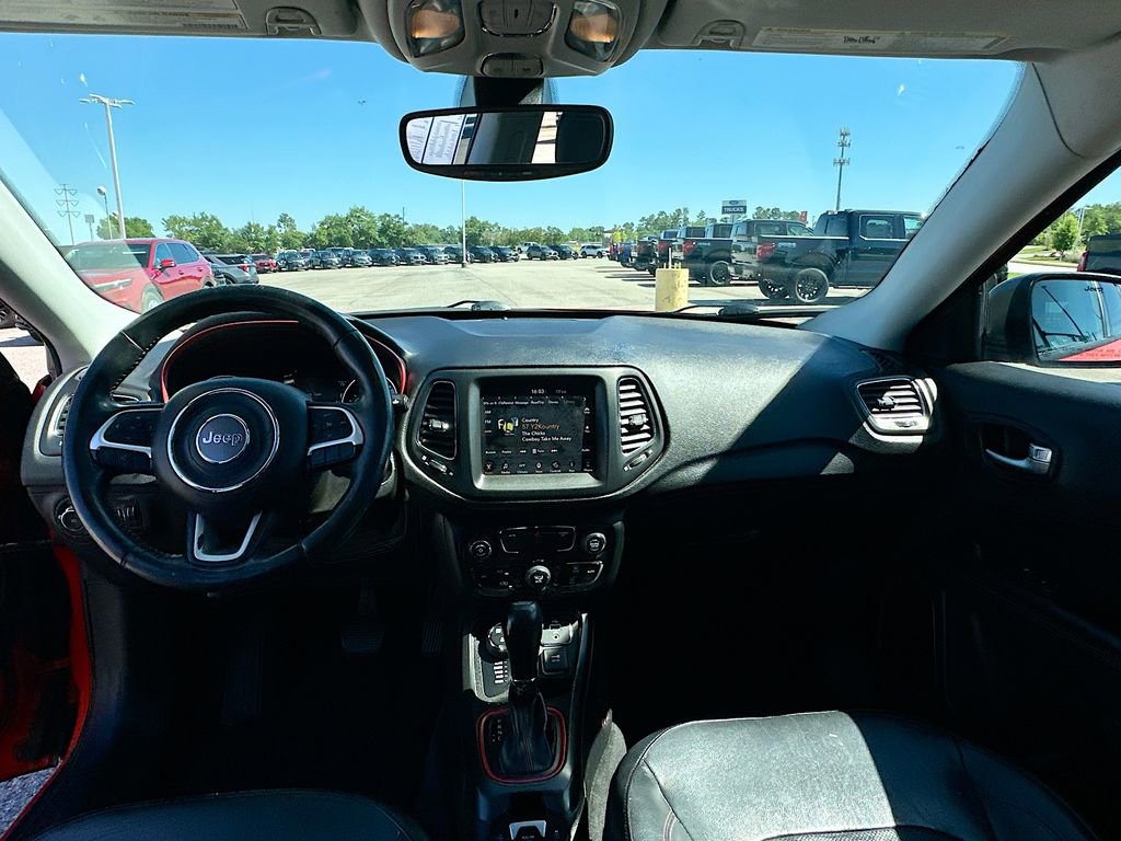 Used 2018 Jeep Compass Trailhawk w/ Leather Interior Group AWD/4WD image 3