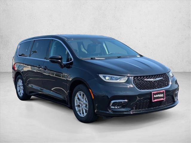 Used 2024 Chrysler Pacifica Touring-L FWD image 3