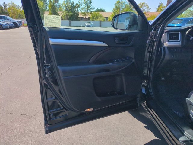 Used 2019 Toyota Highlander Plus AWD/4WD image 14
