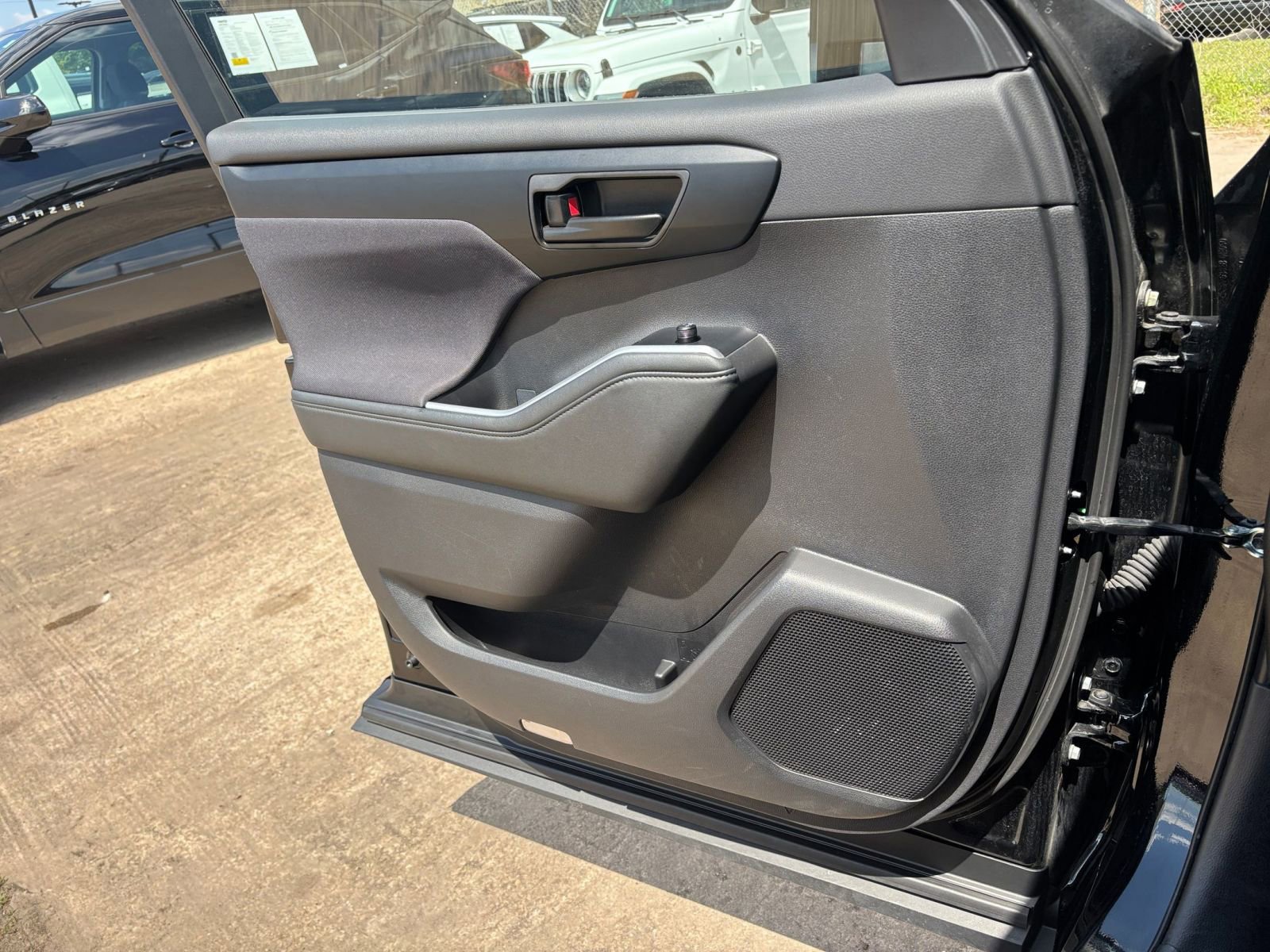 Used 2025 Toyota Highlander LE FWD image 18