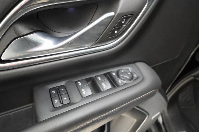 Used 2023 GMC Yukon SLT w/ SLT Premium Package image 9