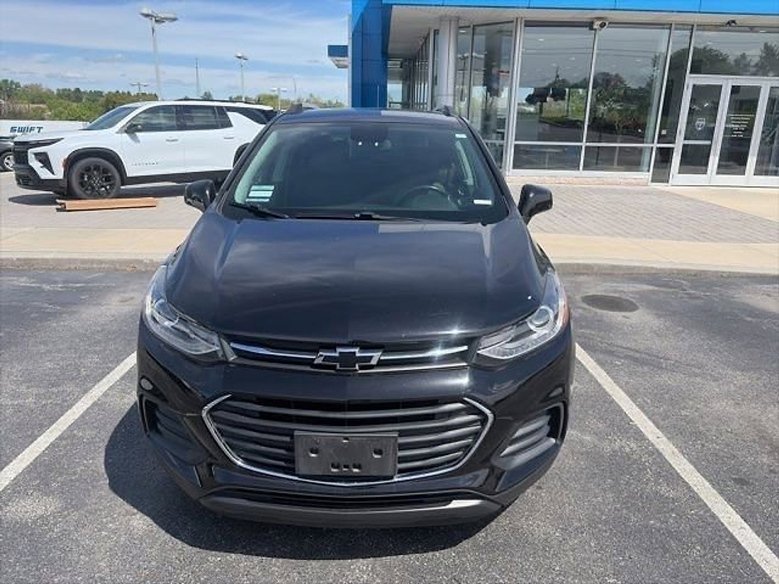 Certified 2021 Chevrolet Trax LT w/ Premium Seat Package FWD image 2