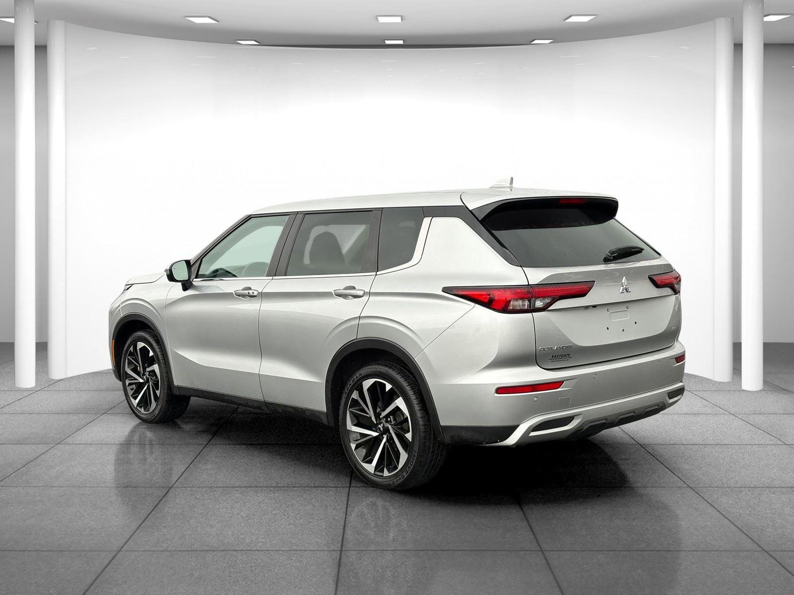 Used 2024 Mitsubishi Outlander SE image 5