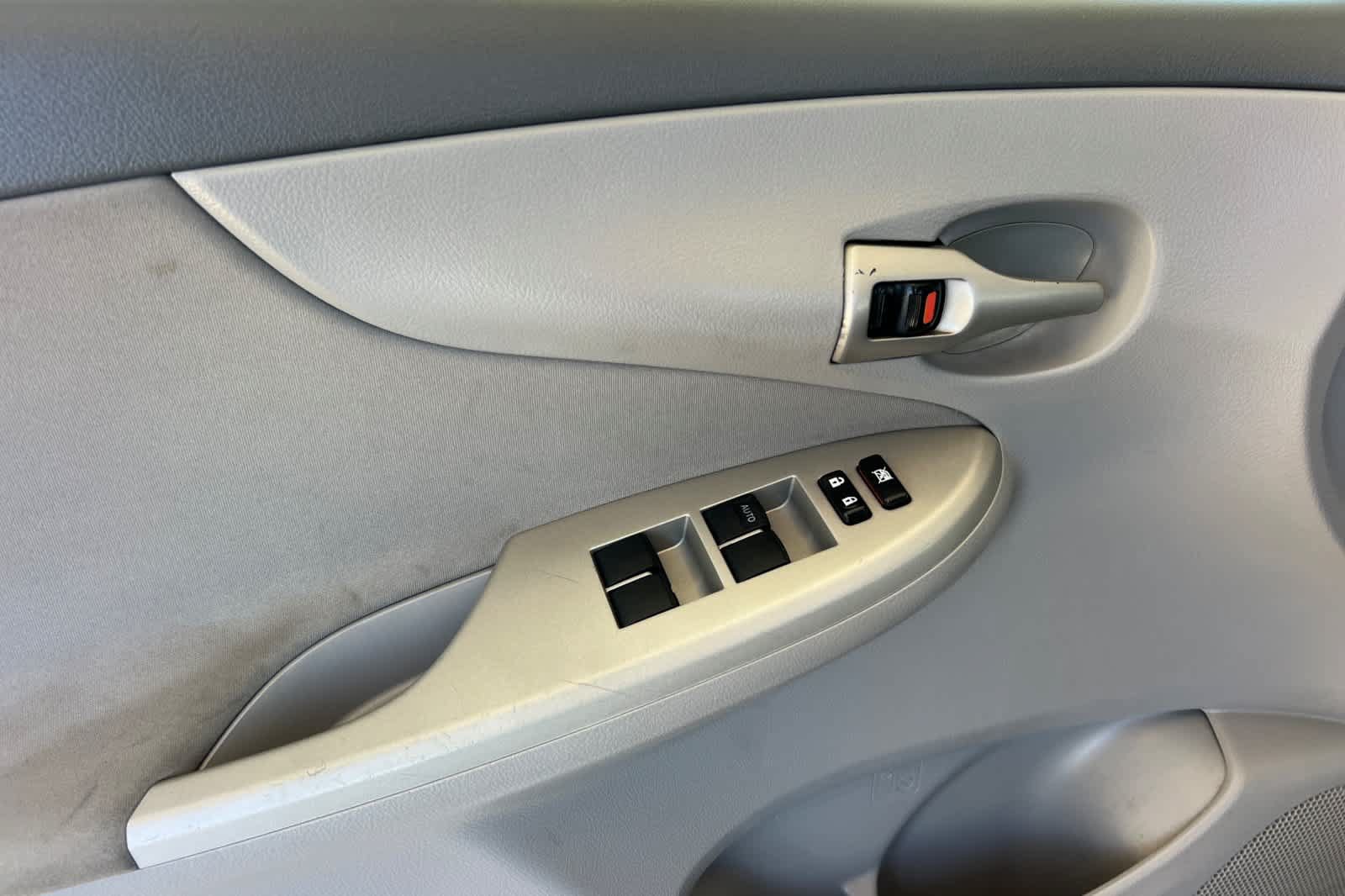 Used 2010 Toyota Corolla LE FWD image 12