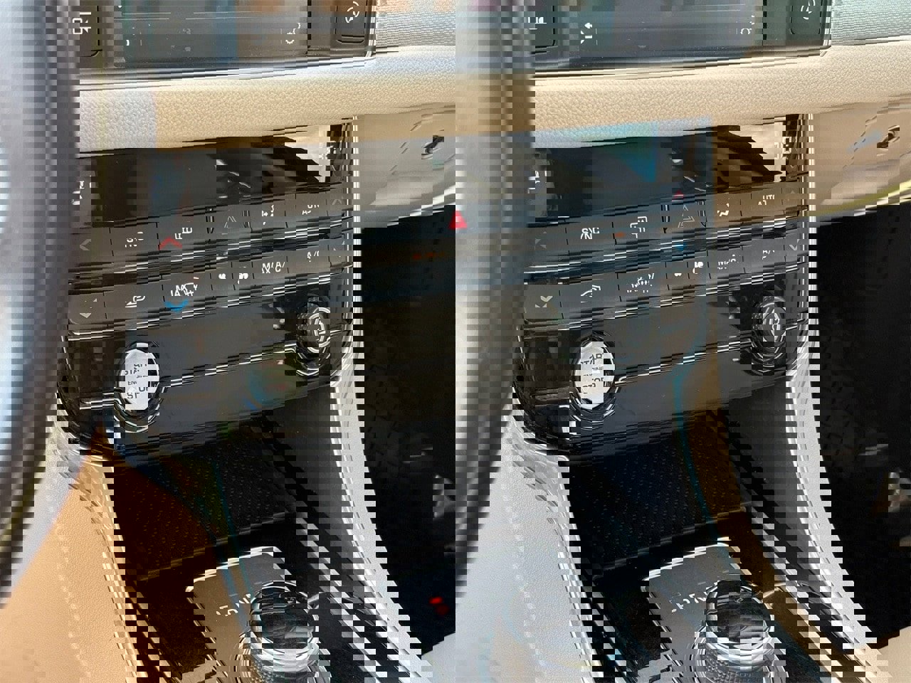 Used 2017 Jaguar XF Premium image 23