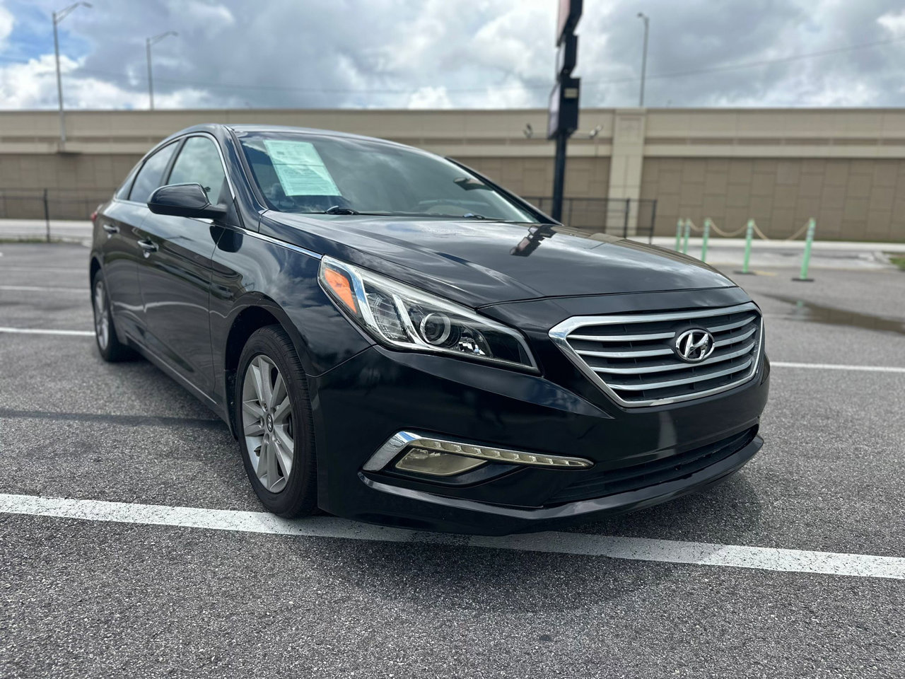 Used 2015 Hyundai Sonata SE image 2