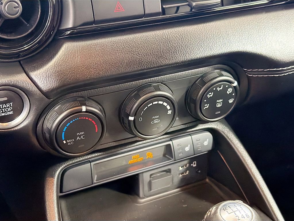 Used 2020 MAZDA MX-5 Miata Club RWD image 18
