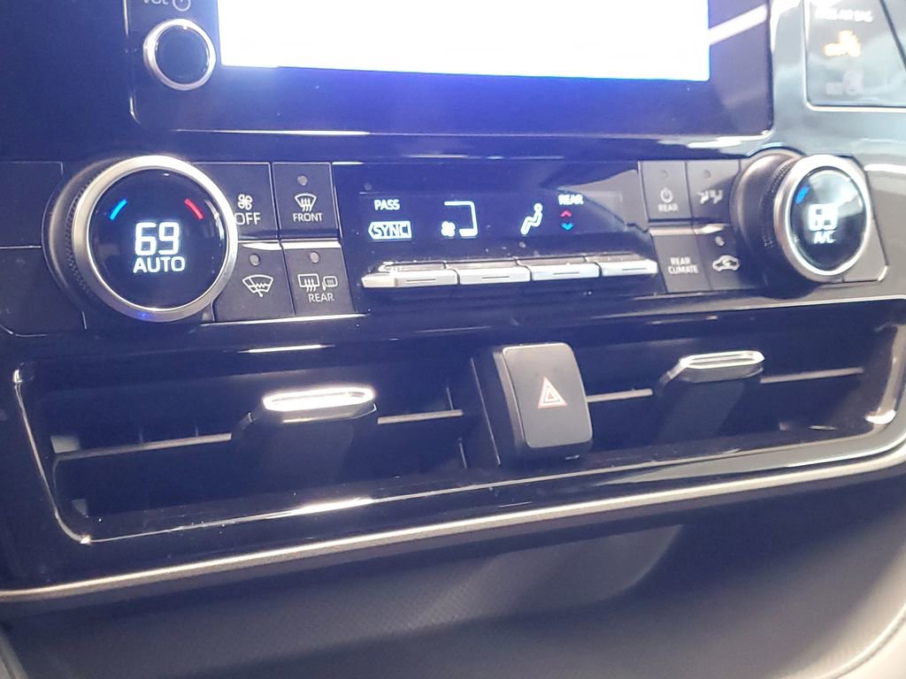 Used 2024 Toyota Highlander LE FWD image 29