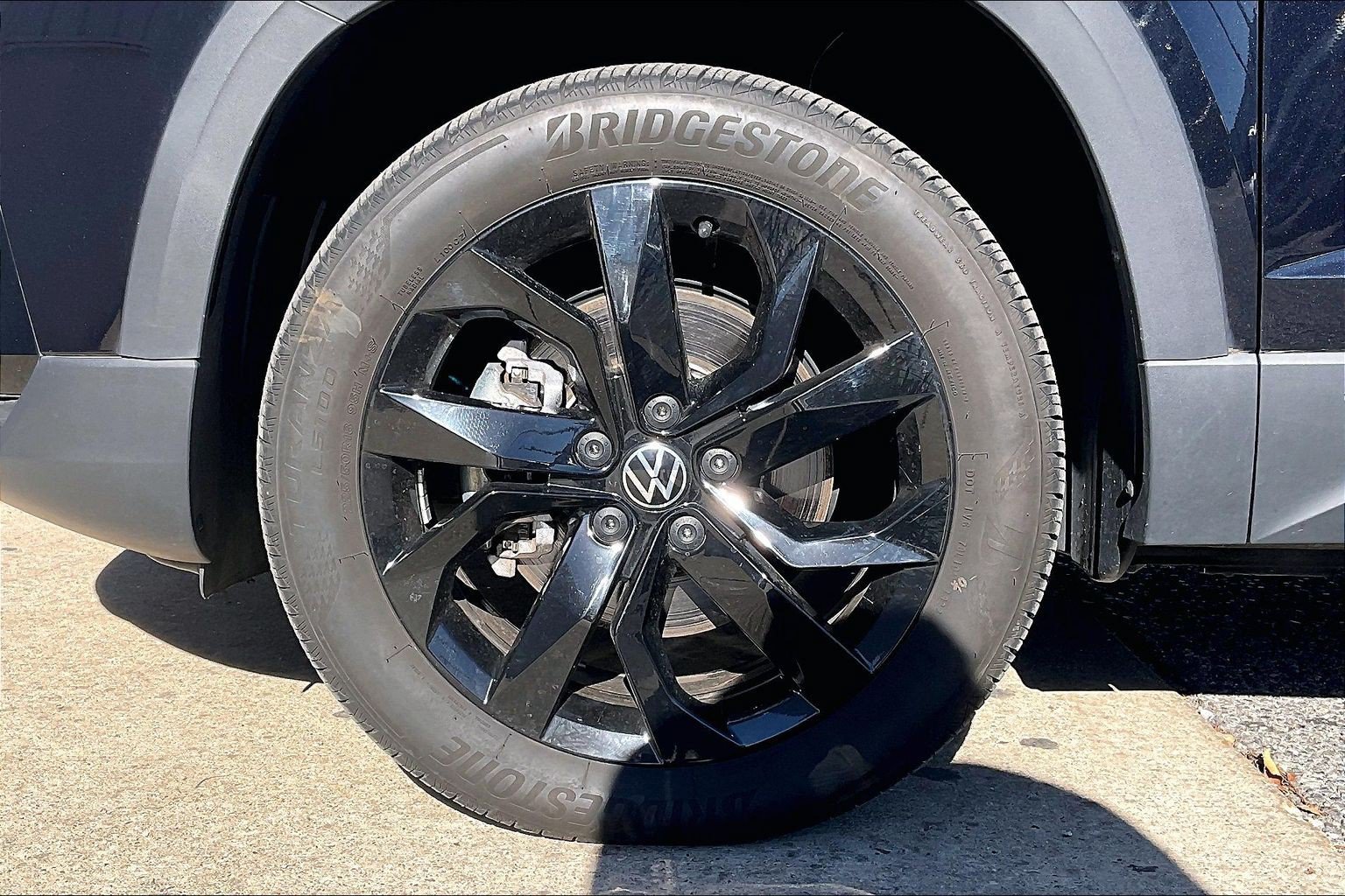 Used 2023 Volkswagen Taos SE w/ Panoramic Sunroof Package AWD/4WD image 11