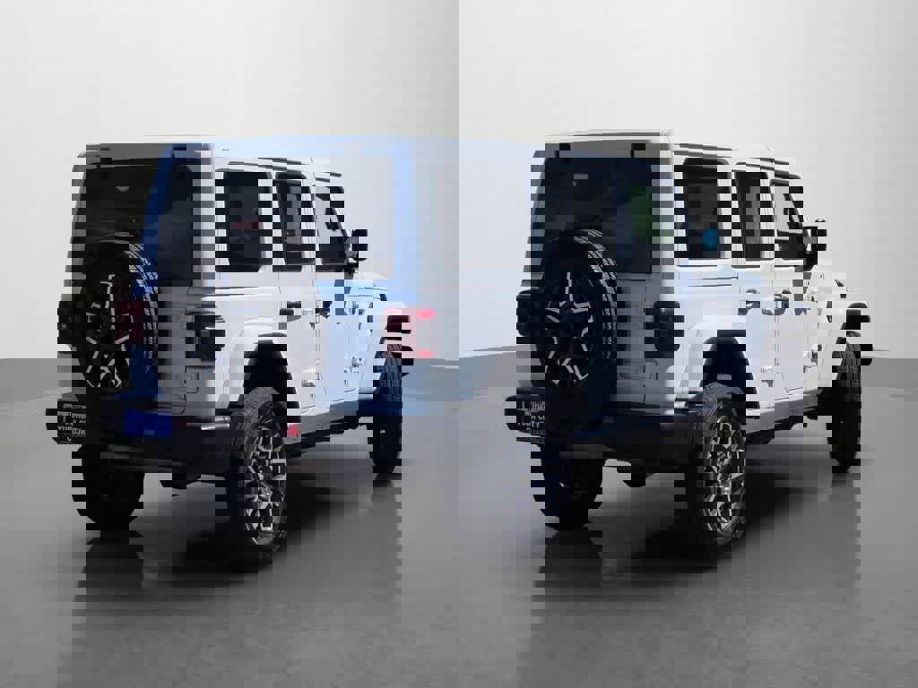 Used 2025 Jeep Wrangler Sahara image 6