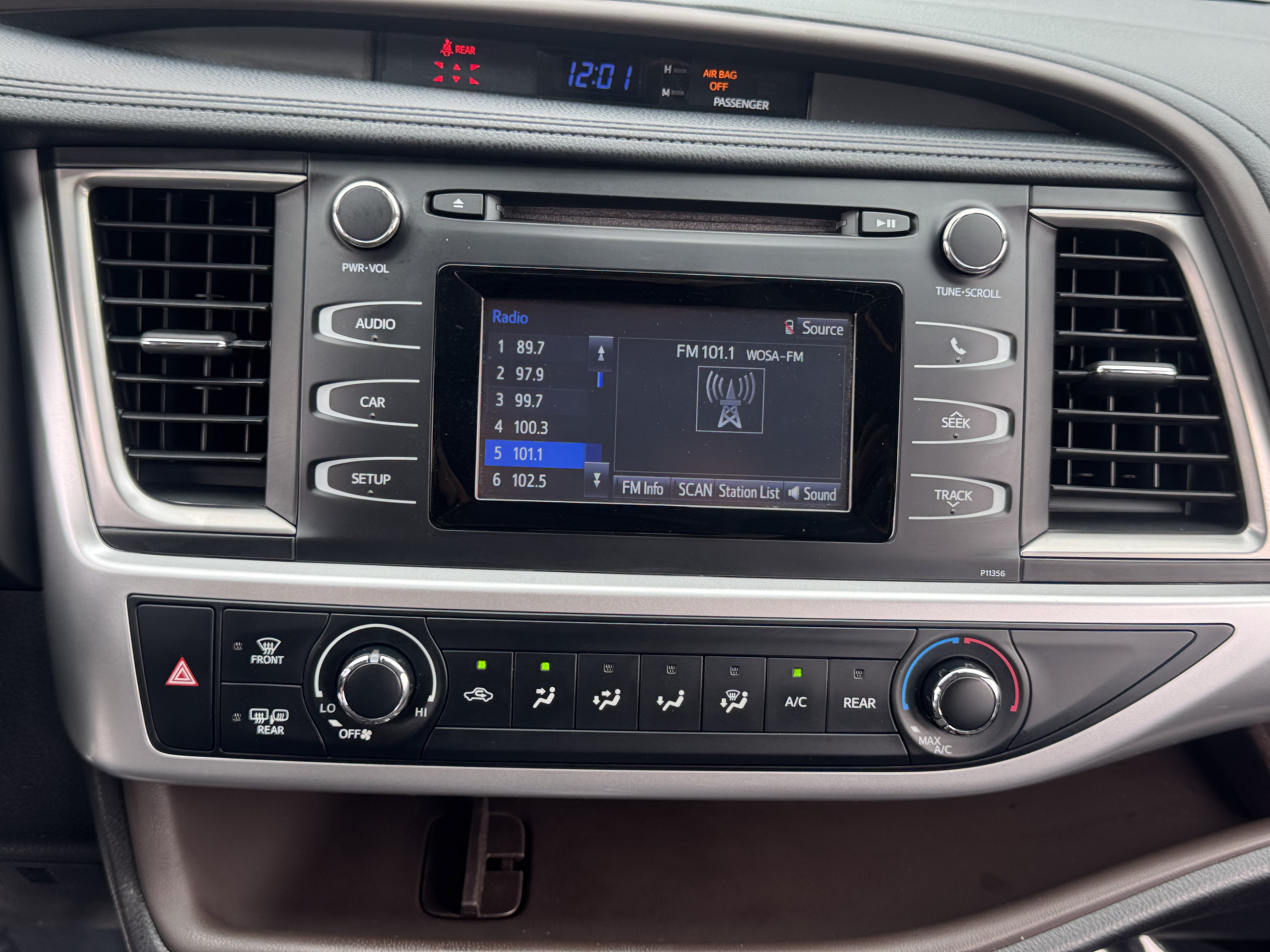 Used 2018 Toyota Highlander LE FWD image 26