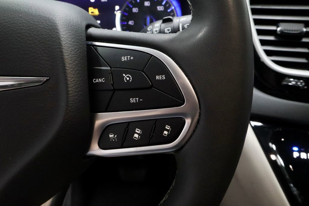 Used 2023 Chrysler Pacifica Touring-L FWD image 28