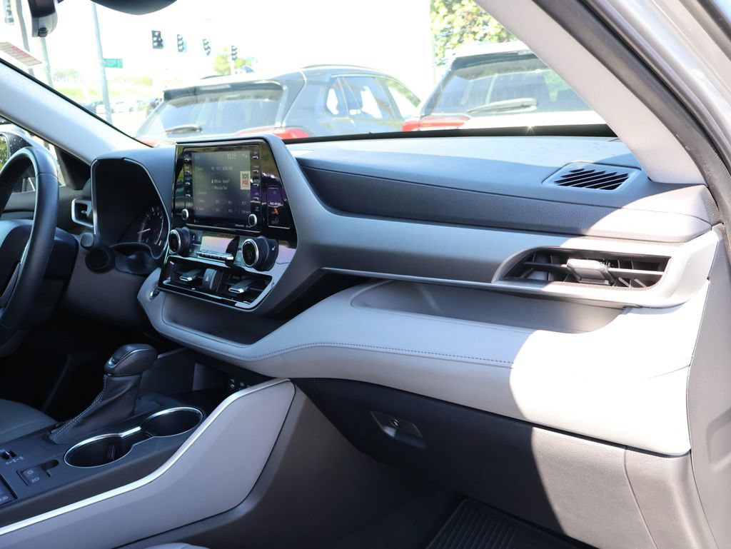Used 2022 Toyota Highlander XLE FWD image 9