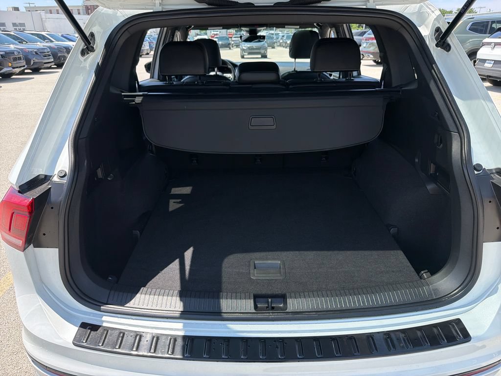 Certified 2023 Volkswagen Tiguan SE R-Line AWD/4WD image 28