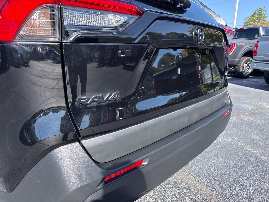 Used 2025 Toyota RAV4 LE AWD/4WD image 9