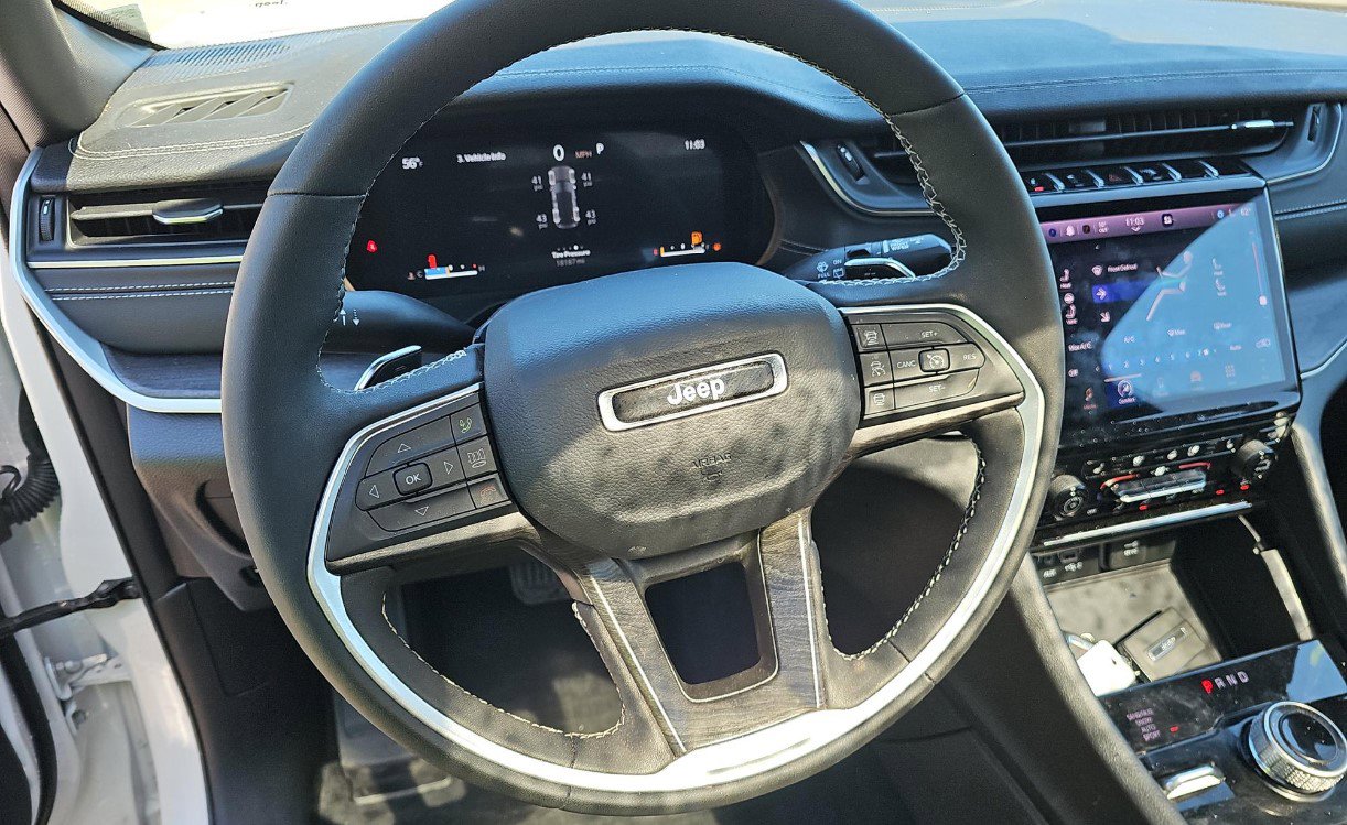 Used 2025 Jeep Grand Cherokee Limited w/ Luxury Tech Group II AWD/4WD image 8