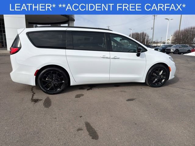 Used 2025 Chrysler Pacifica Limited image 14