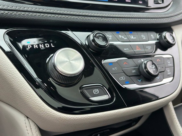 Used 2022 Chrysler Pacifica Limited w/ Uconnect Theater Family Group image 20
