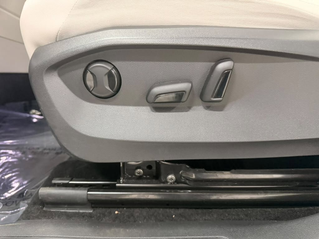 Used 2023 Volkswagen Tiguan SE FWD image 32