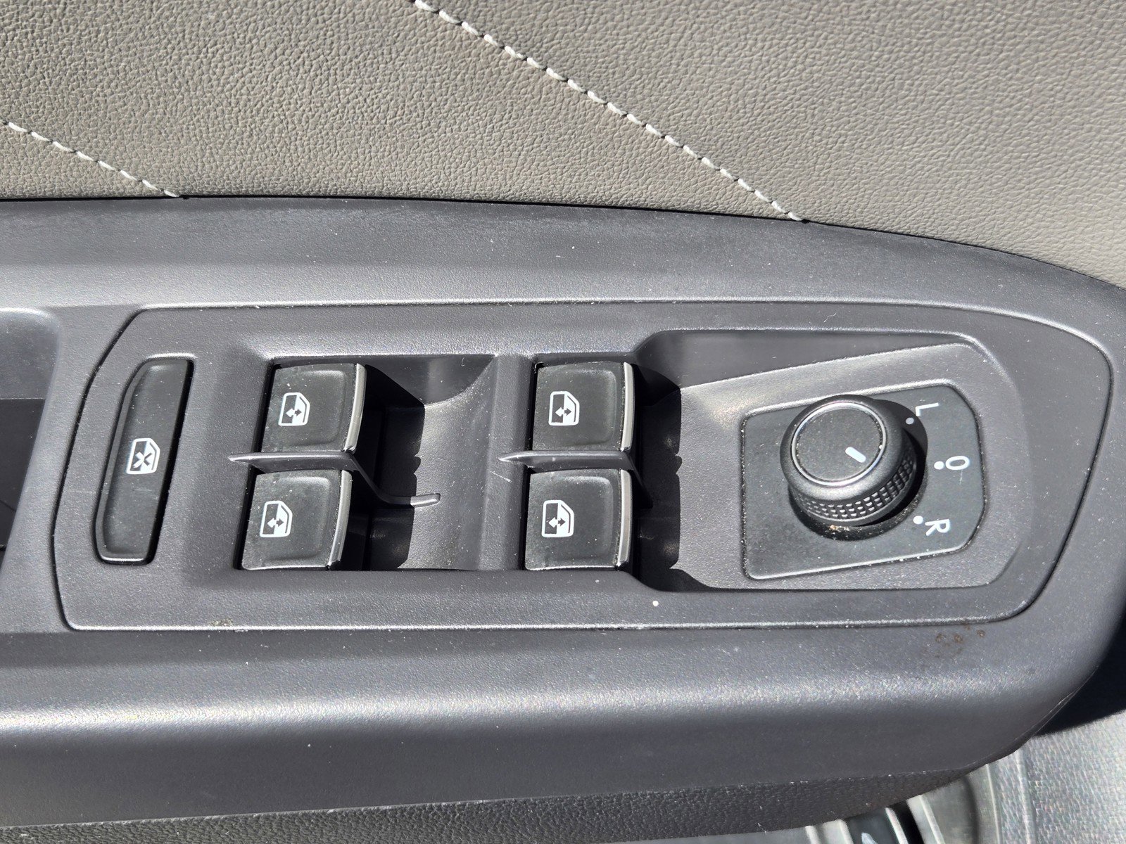 Used 2021 Volkswagen Atlas Cross Sport SE w/ Luggage Net & Mats Package AWD/4WD image 26