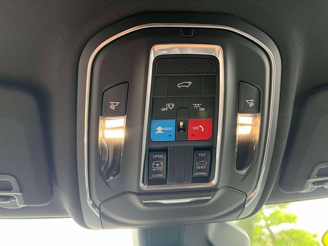 Used 2023 Jeep Grand Cherokee Altitude AWD/4WD image 10