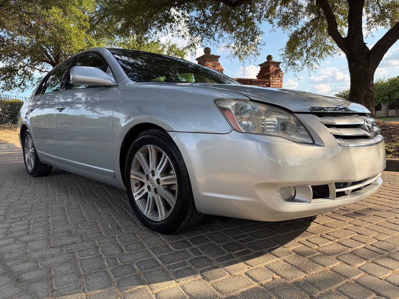 Used 2007 Toyota Avalon Limited FWD video 1
