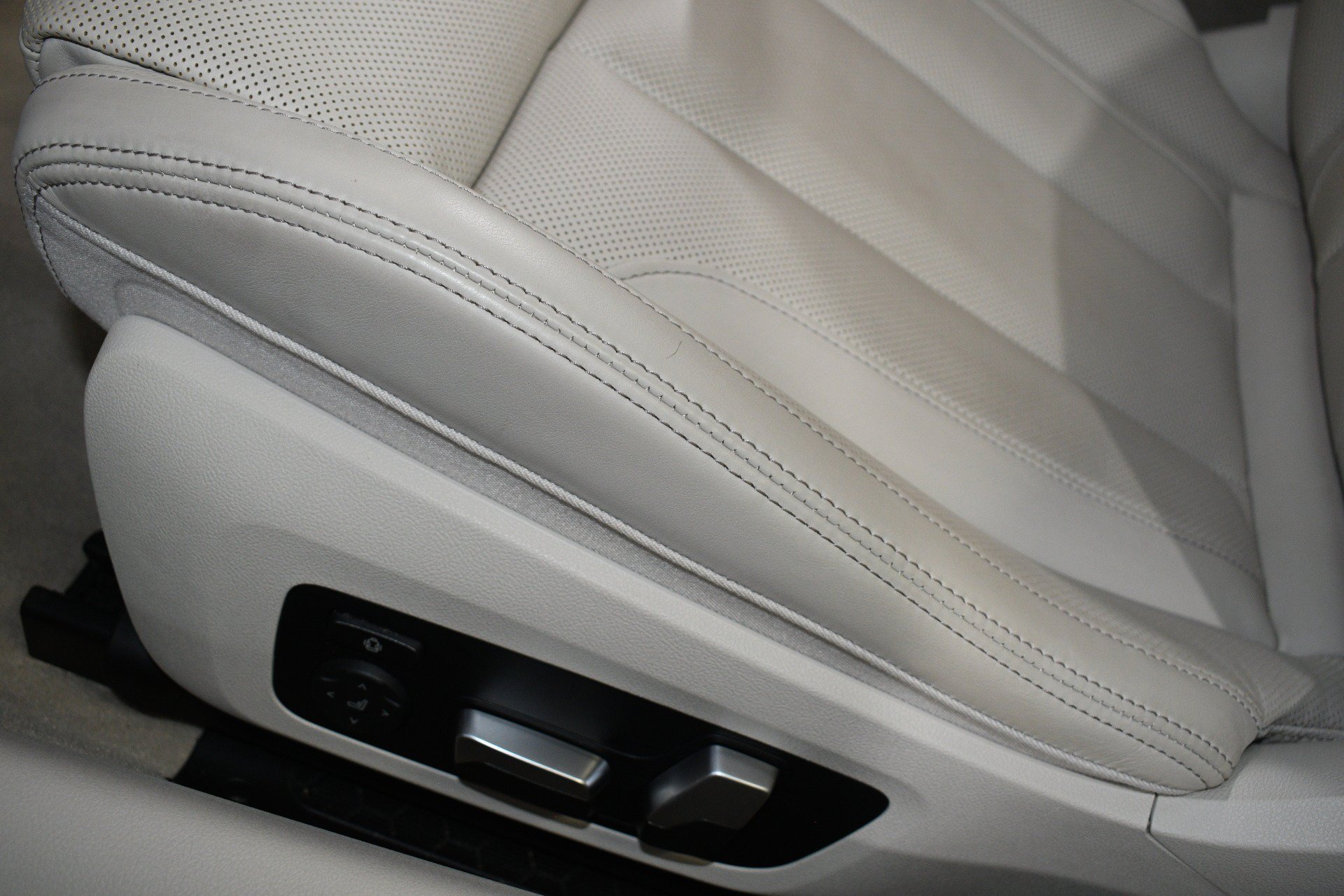 Used 2023 BMW M850i xDrive Convertible w/ Driving Assistance Package AWD/4WD image 13