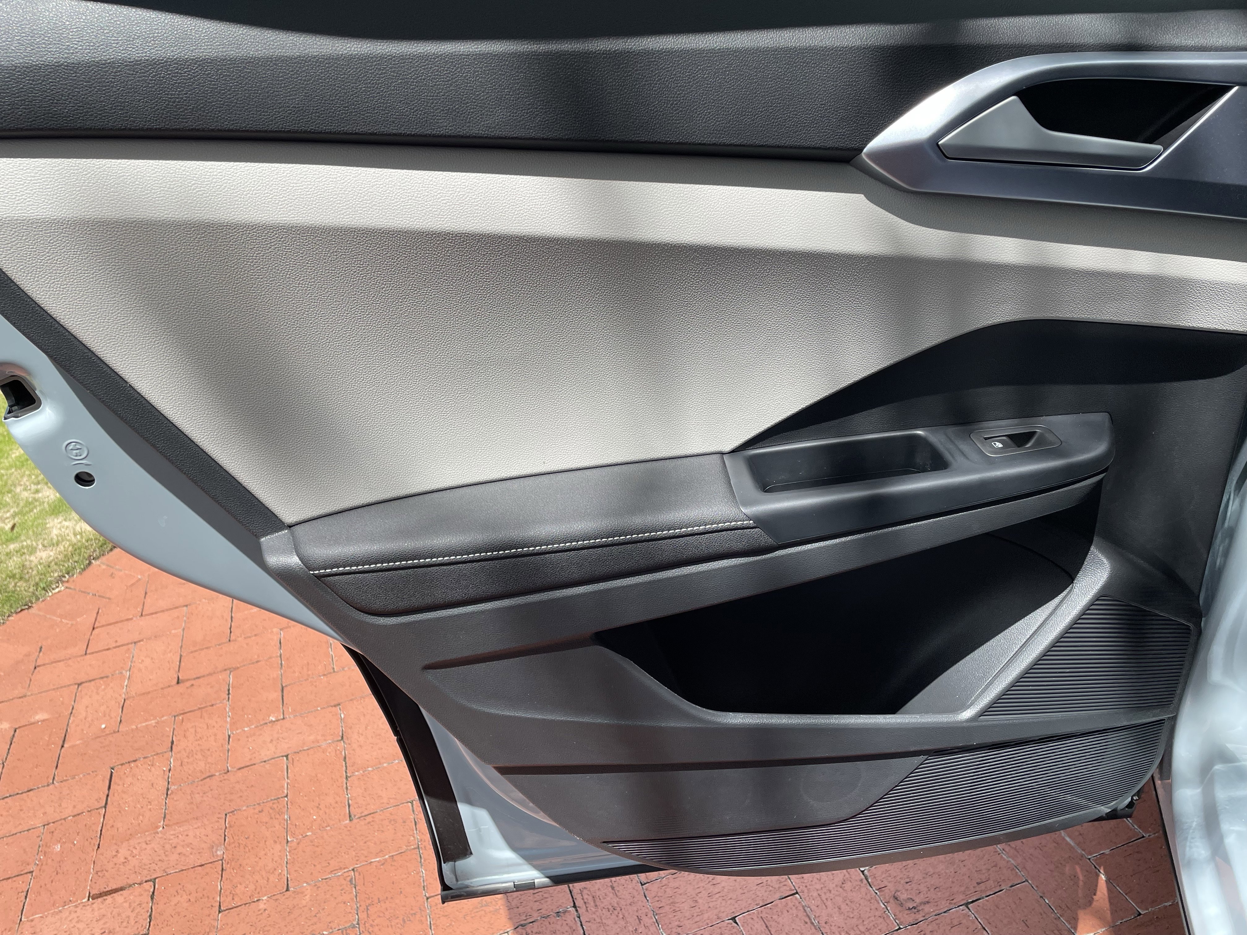 New 2026 Volkswagen Taos SE FWD image 10