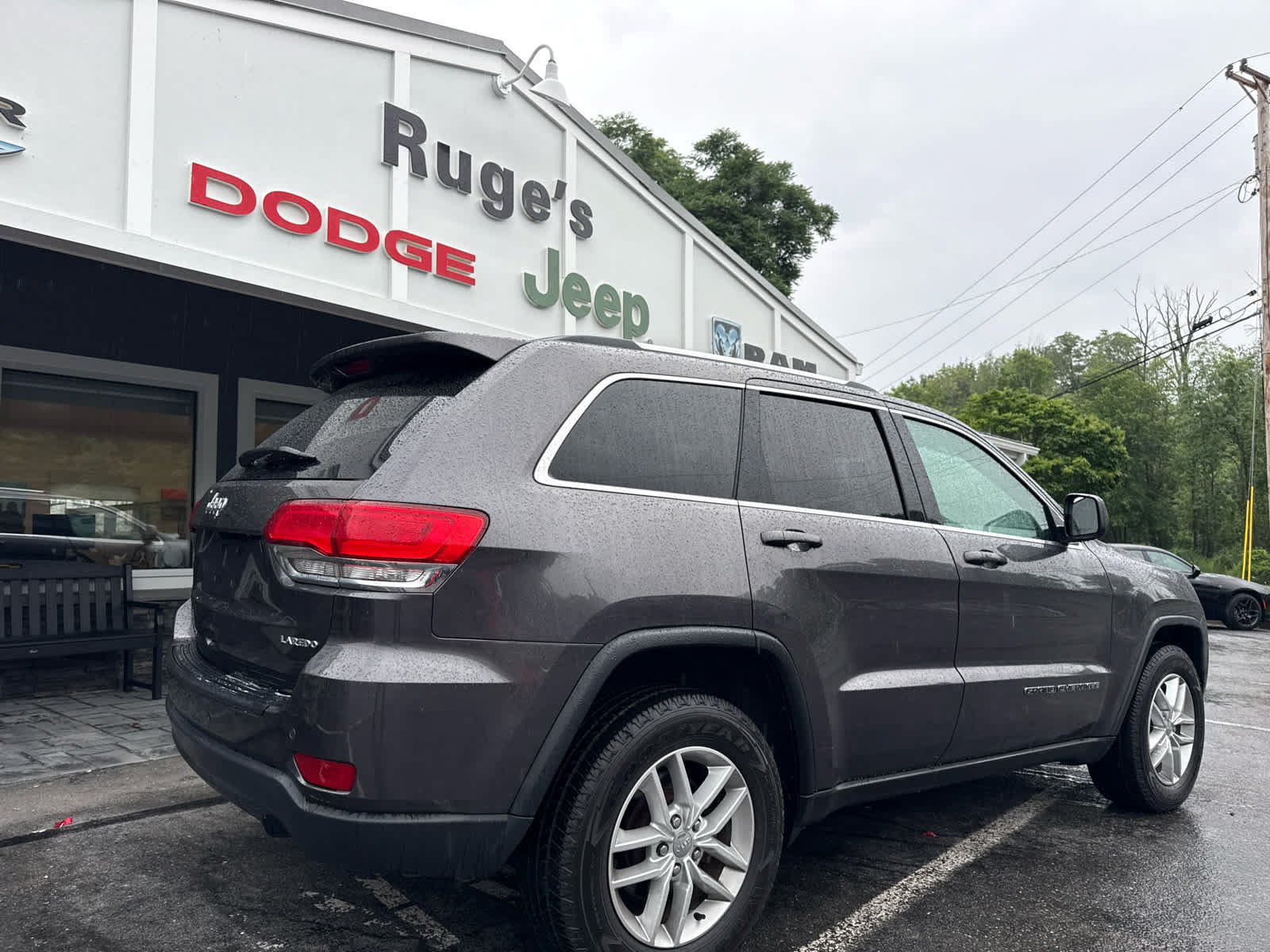 Used 2017 Jeep Grand Cherokee Laredo w/ Quick Order Package 23E AWD/4WD image 3