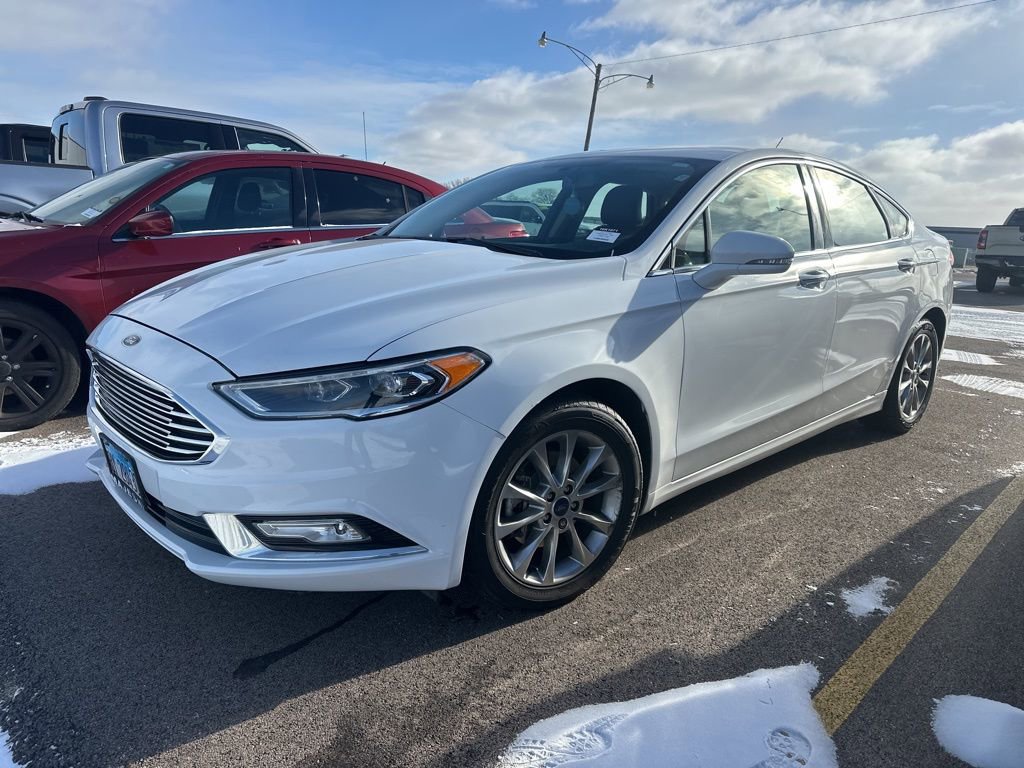 Used 2017 Ford Fusion SE w/ Fusion SE Technology Package image 14