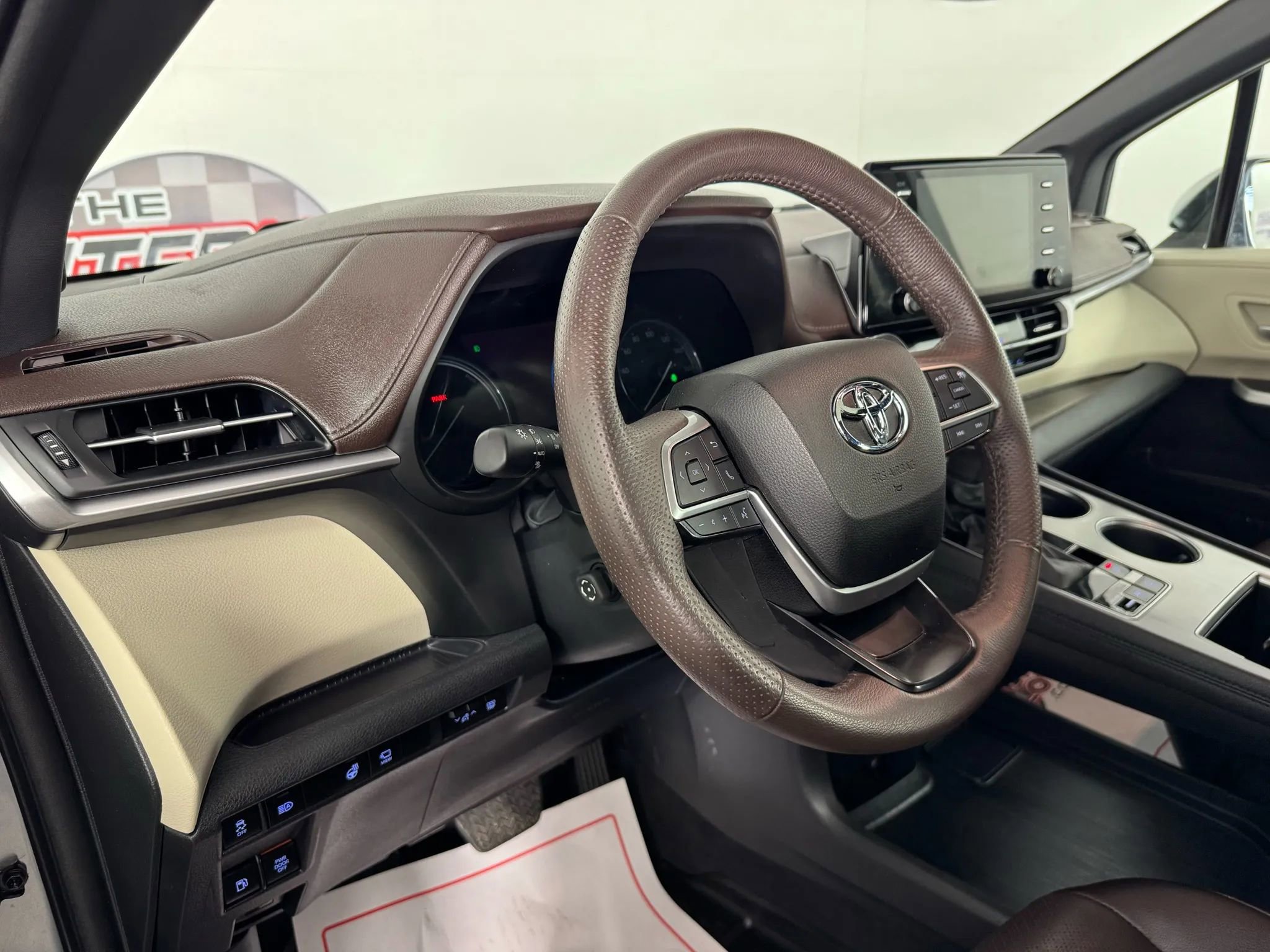 Used 2024 Toyota Sienna Platinum image 10