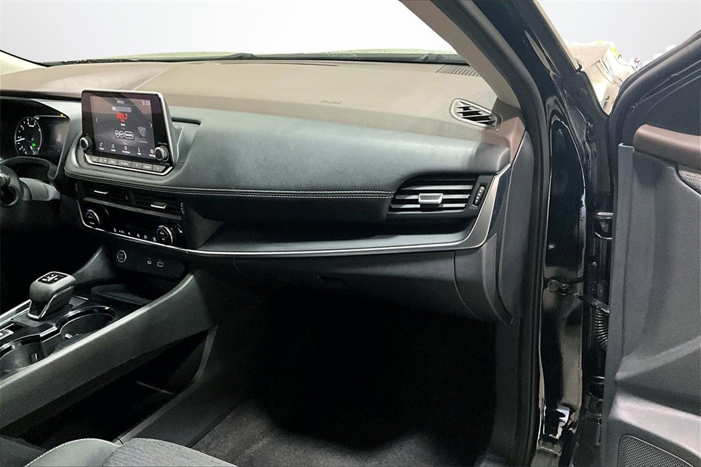 Used 2022 Nissan Rogue S image 25