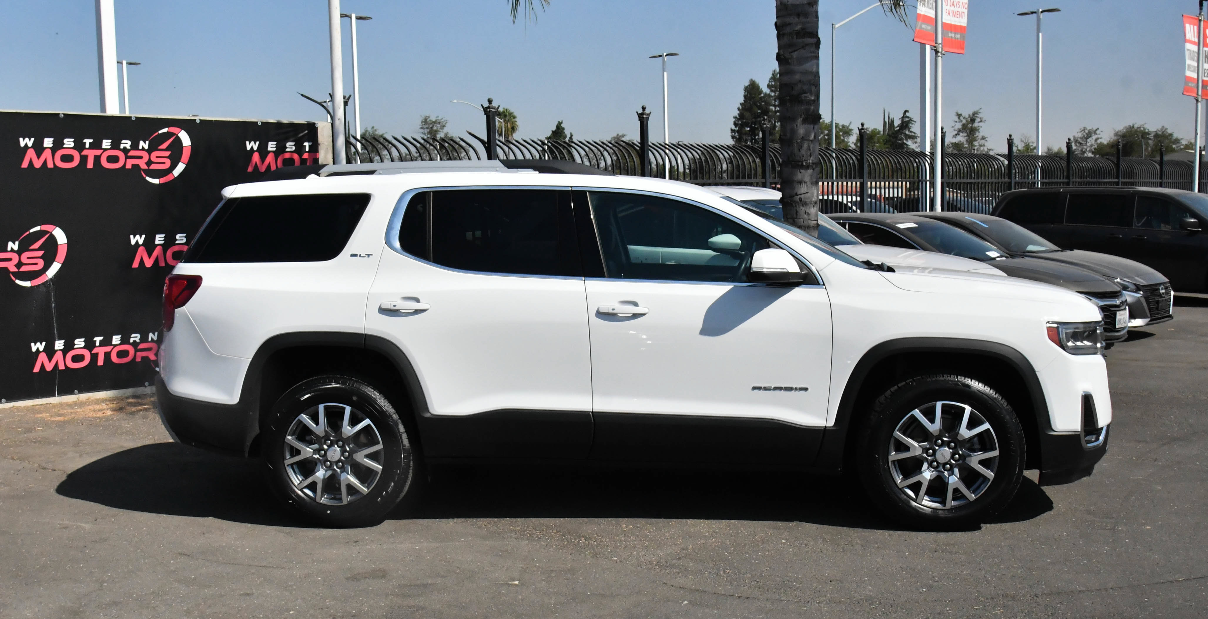 Used 2023 GMC Acadia SLT FWD image 9