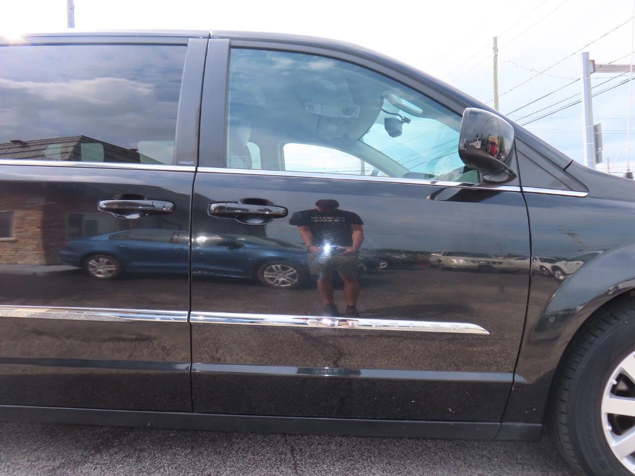 Used 2014 Chrysler Town & Country Touring FWD image 21