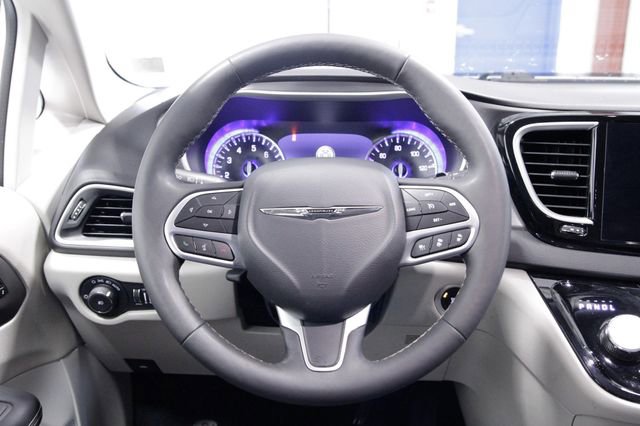 Used 2024 Chrysler Pacifica Touring-L image 17