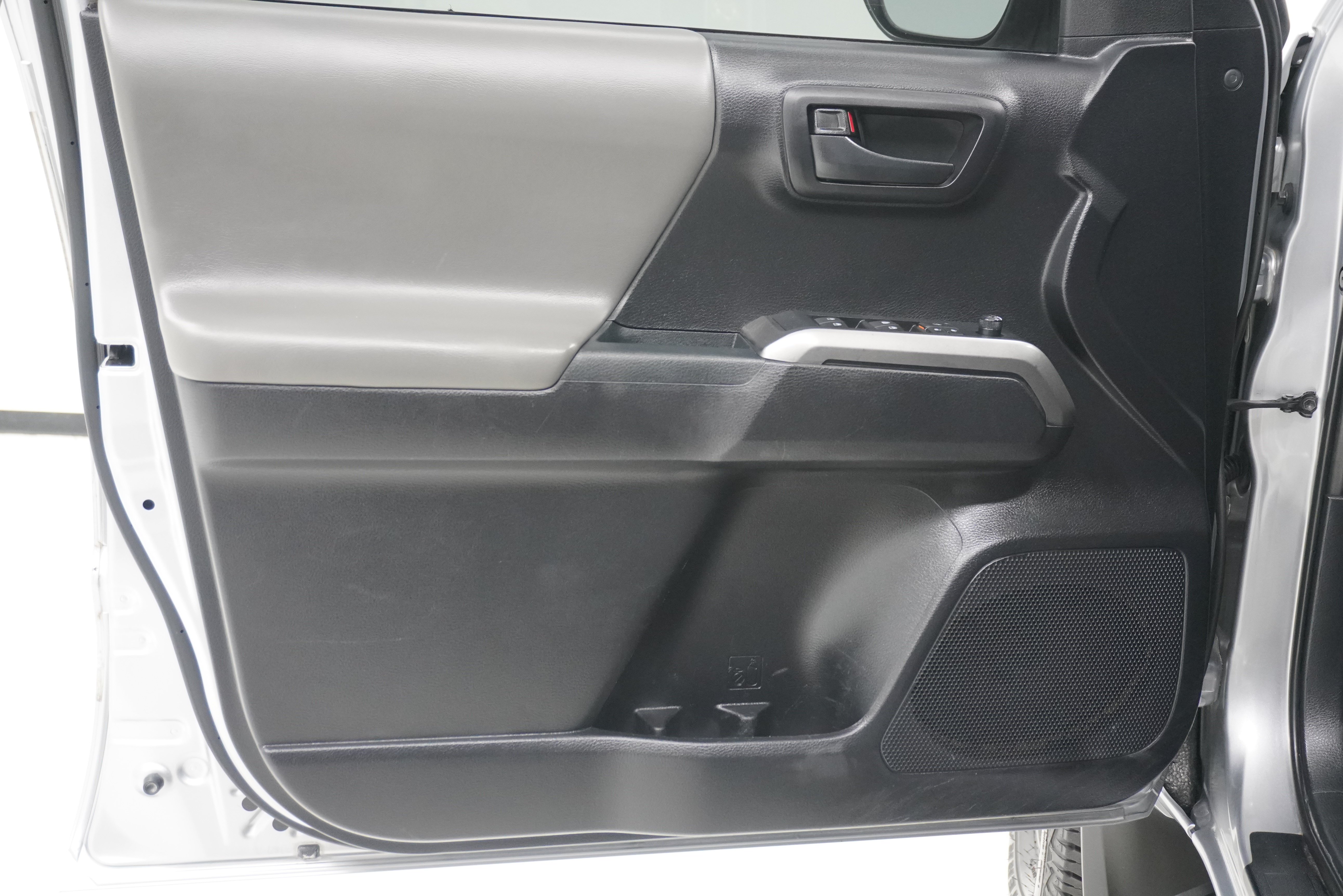 Used 2020 Toyota Tacoma SR5 RWD image 13