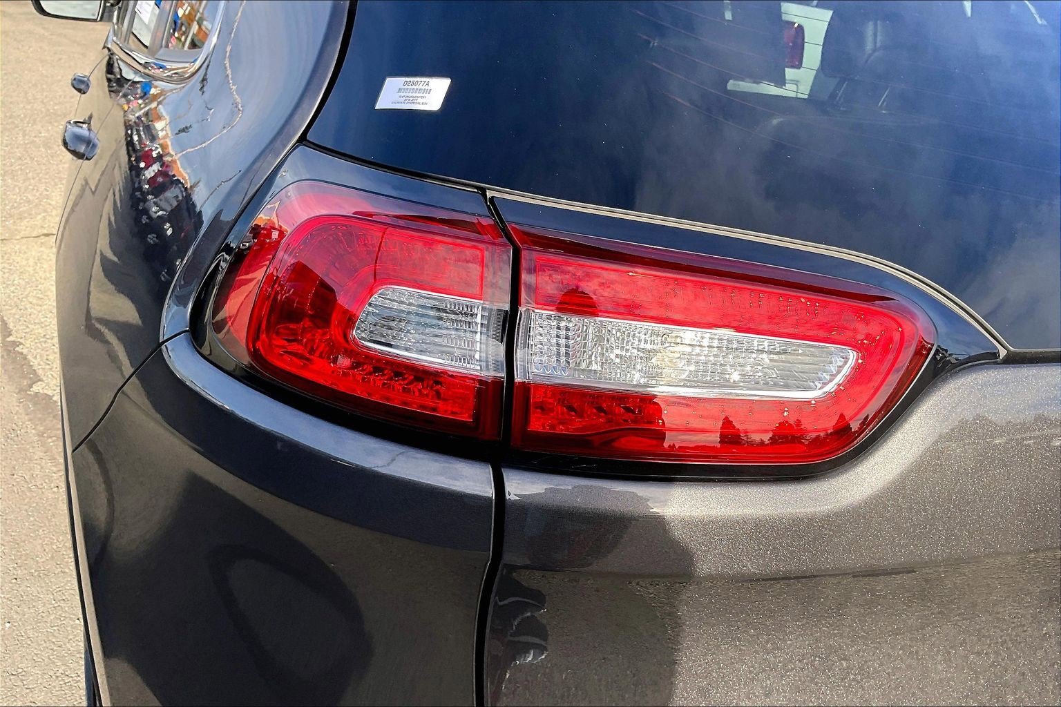 Used 2018 Jeep Cherokee Latitude Plus w/ Comfort/Convenience Group image 28