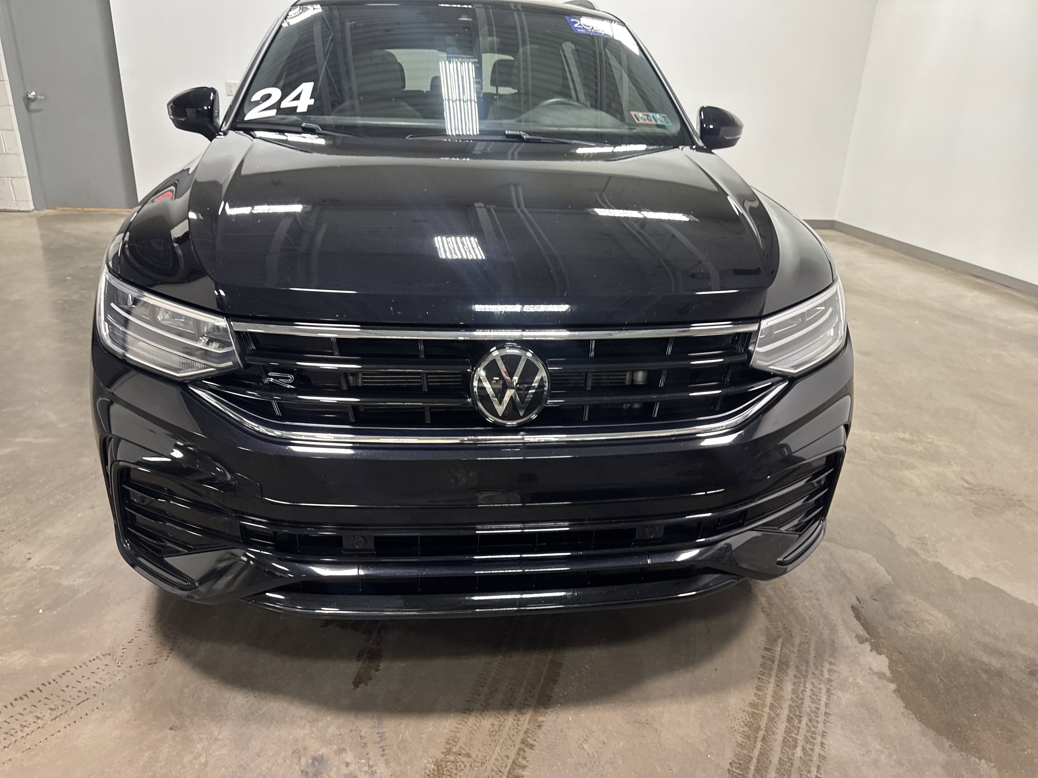 Used 2024 Volkswagen Tiguan SE R-Line AWD/4WD image 8