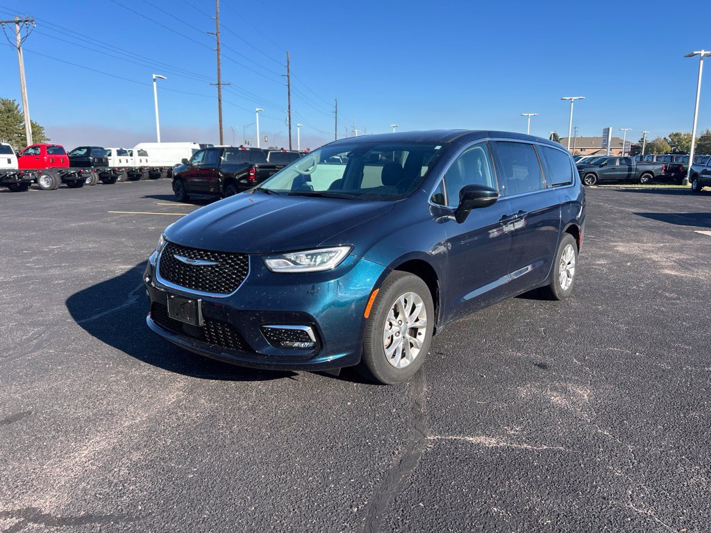 Used 2023 Chrysler Pacifica Touring-L w/ Uconnect Theater Family Group AWD/4WD image 3