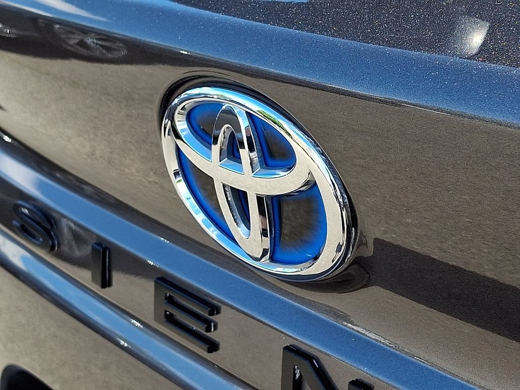 Used 2023 Toyota Sienna XLE FWD image 29