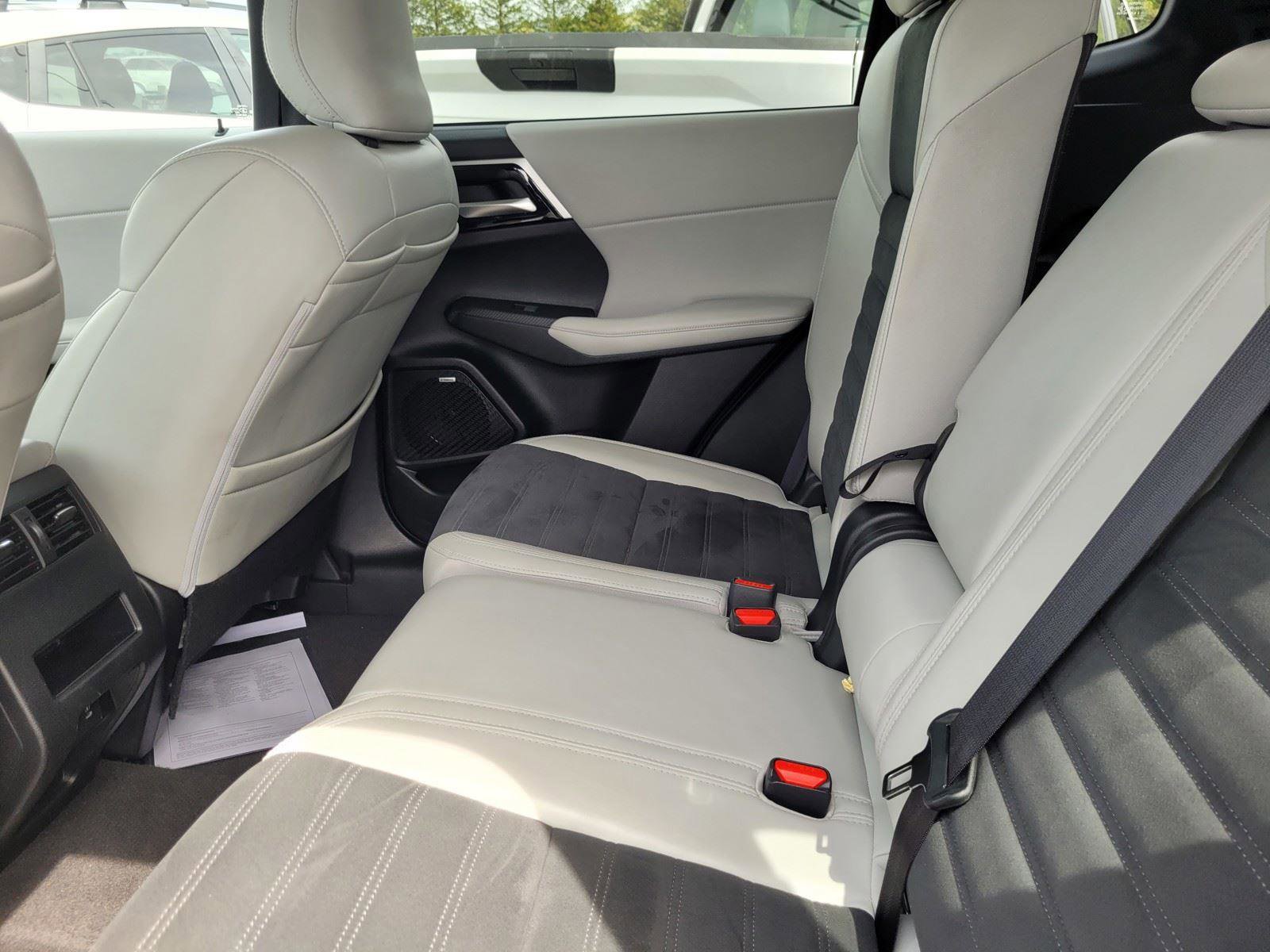 Used 2025 Mitsubishi Outlander SE AWD/4WD image 16