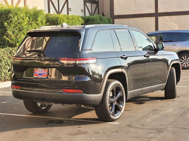 Used 2025 Jeep Grand Cherokee Altitude image 5