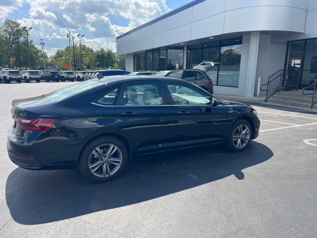Used 2023 Volkswagen Jetta SE w/ Panoramic Sunroof Package FWD image 3