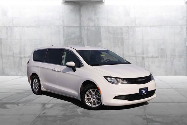 Used 2023 Chrysler Voyager LX image 2