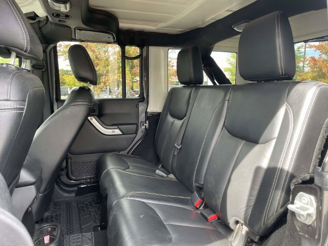 Used 2017 Jeep Wrangler Unlimited Sahara w/ Connectivity Group AWD/4WD image 16