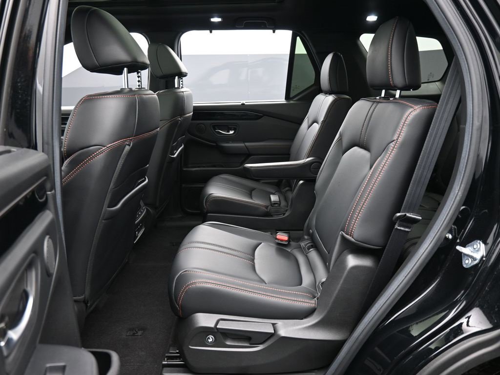 Used 2025 Honda Pilot TrailSport image 36