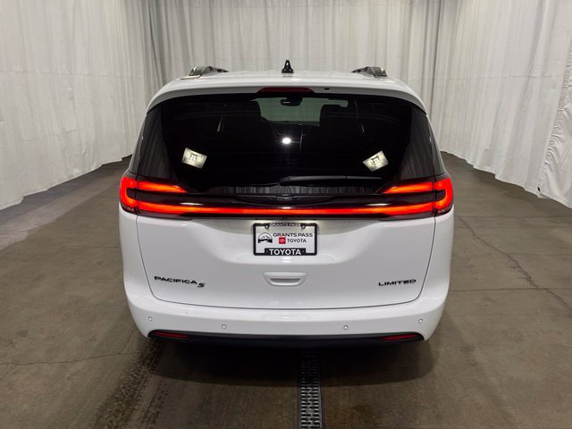 Used 2025 Chrysler Pacifica Limited FWD image 5