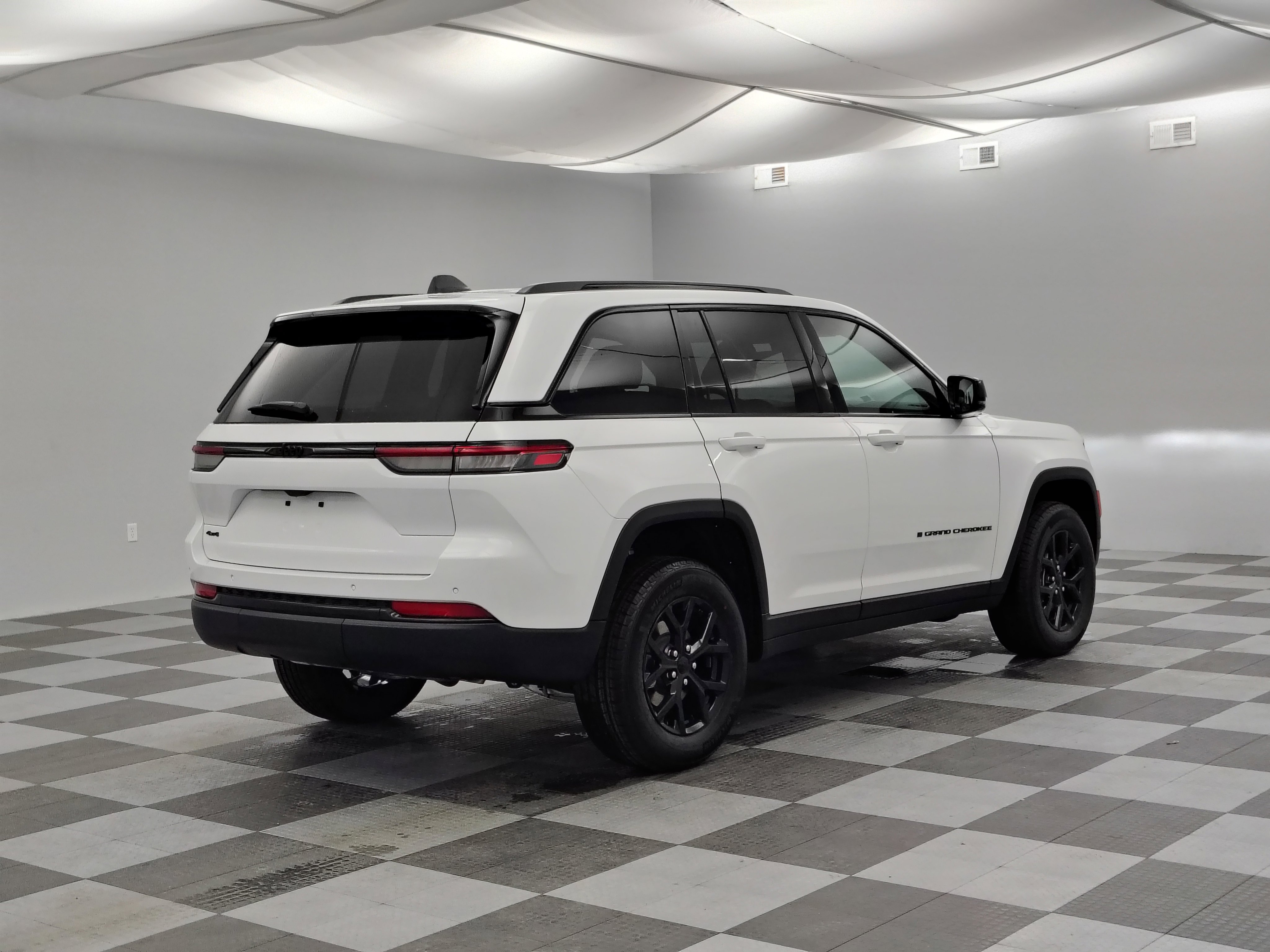 New 2025 Jeep Grand Cherokee Altitude image 10