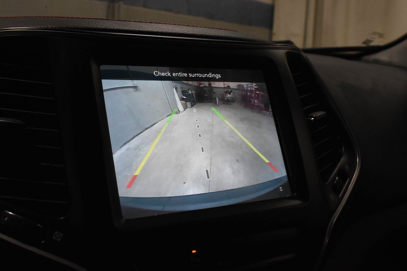 Used 2021 Jeep Cherokee Trailhawk w/ Comfort & Convenience Group AWD/4WD image 15